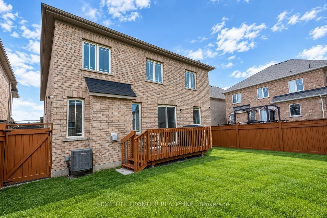 135 Ross Vennare Crescent — photo 19