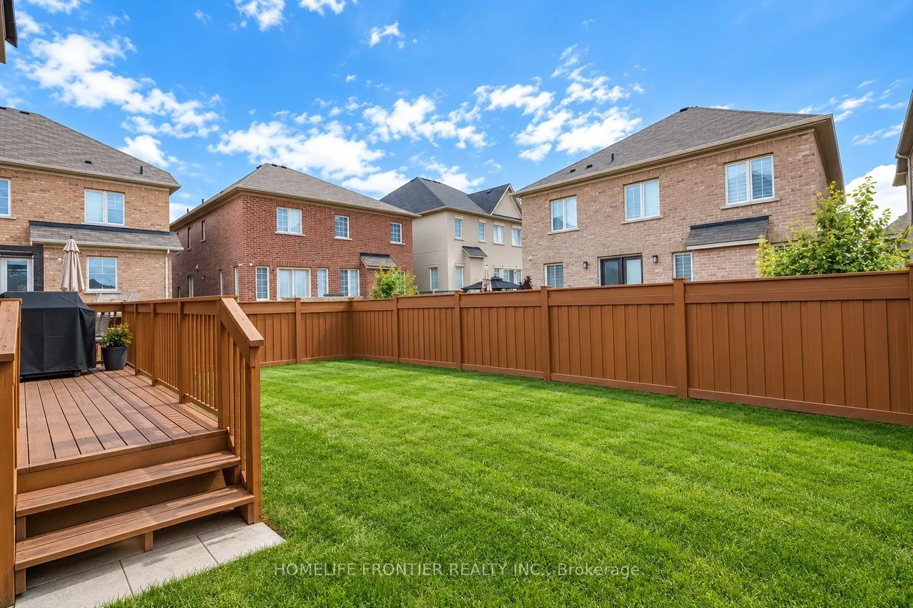 135 Ross Vennare Crescent — photo 18