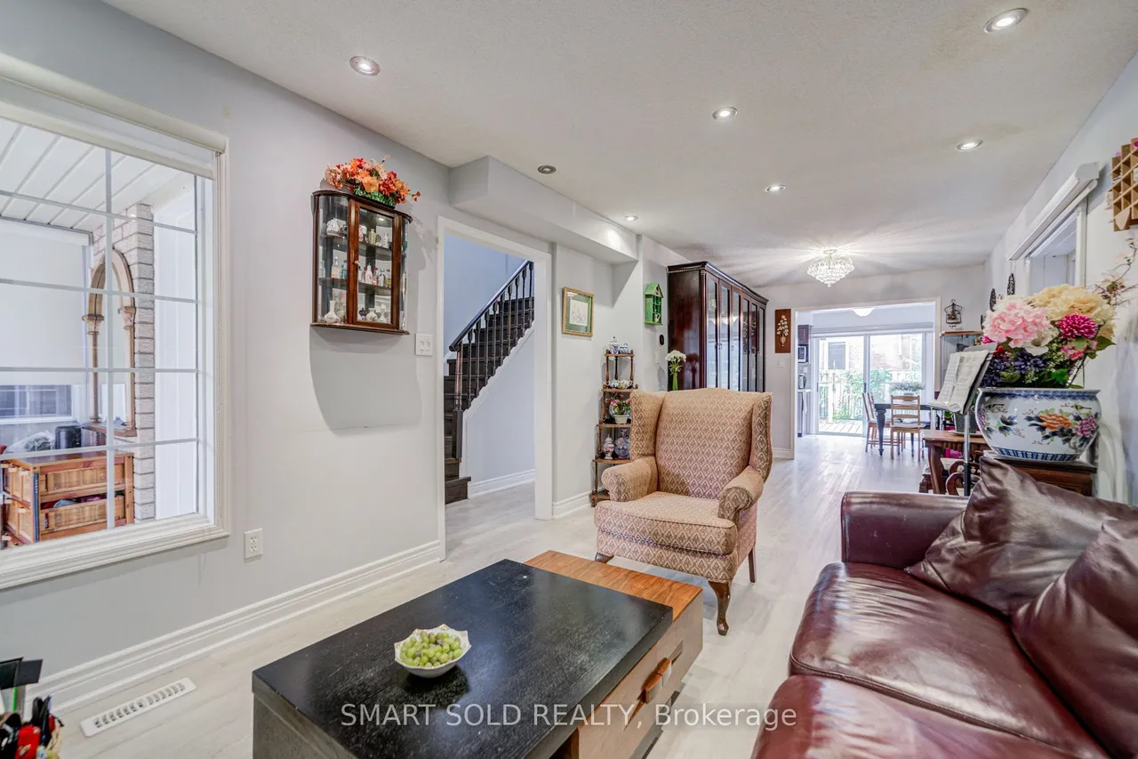 70 Connery Crescent — photo 3
