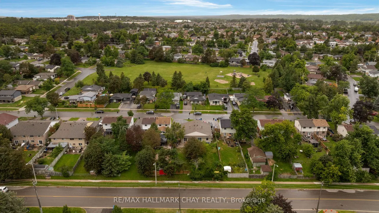 109 Daphne Crescent — photo 40