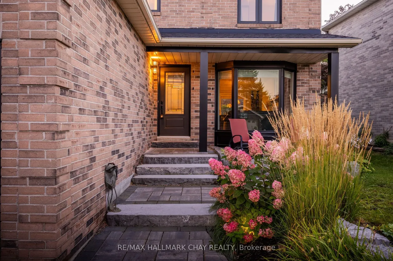 12 Grasett Crescent — photo 2