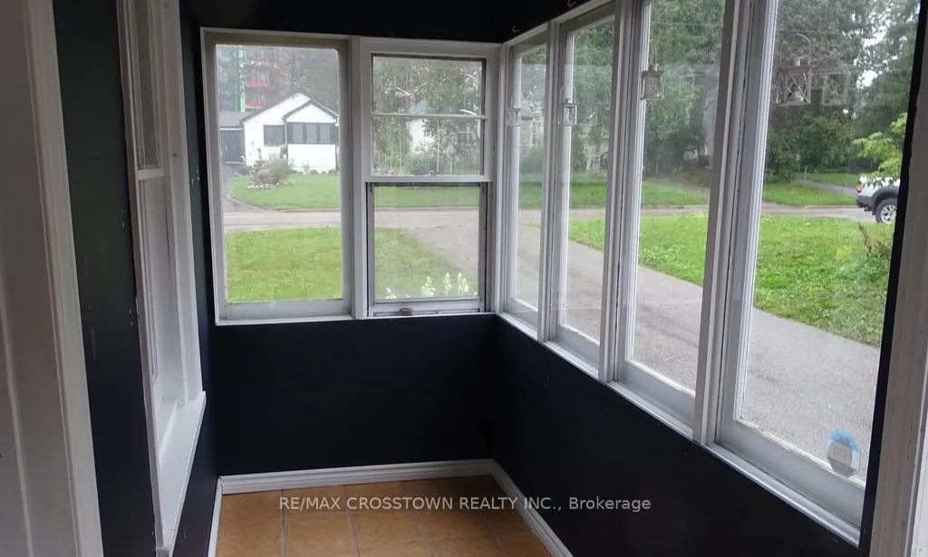 39 Grove Street W — photo 2