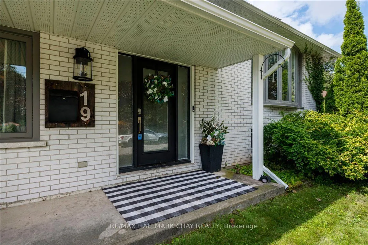 19 Highcroft Road — photo 3