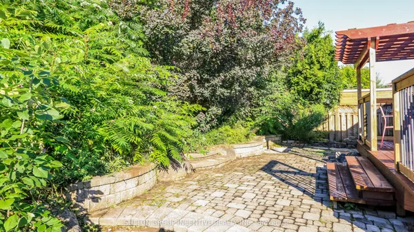 28 Brookfield Crescent — photo 2