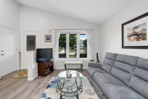 18 Draper Crescent — photo 2