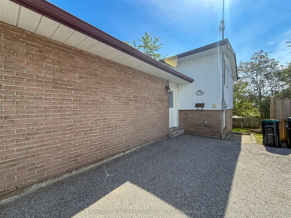 131 Cundles Road E — photo 2