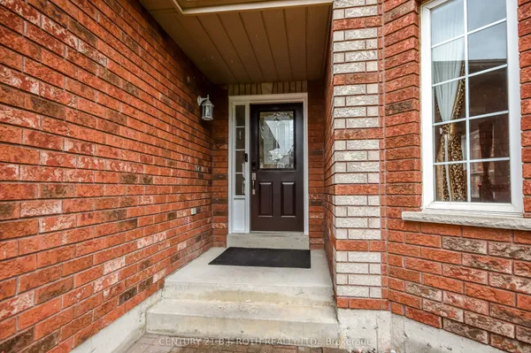 17 CROMPTON Drive — photo 2