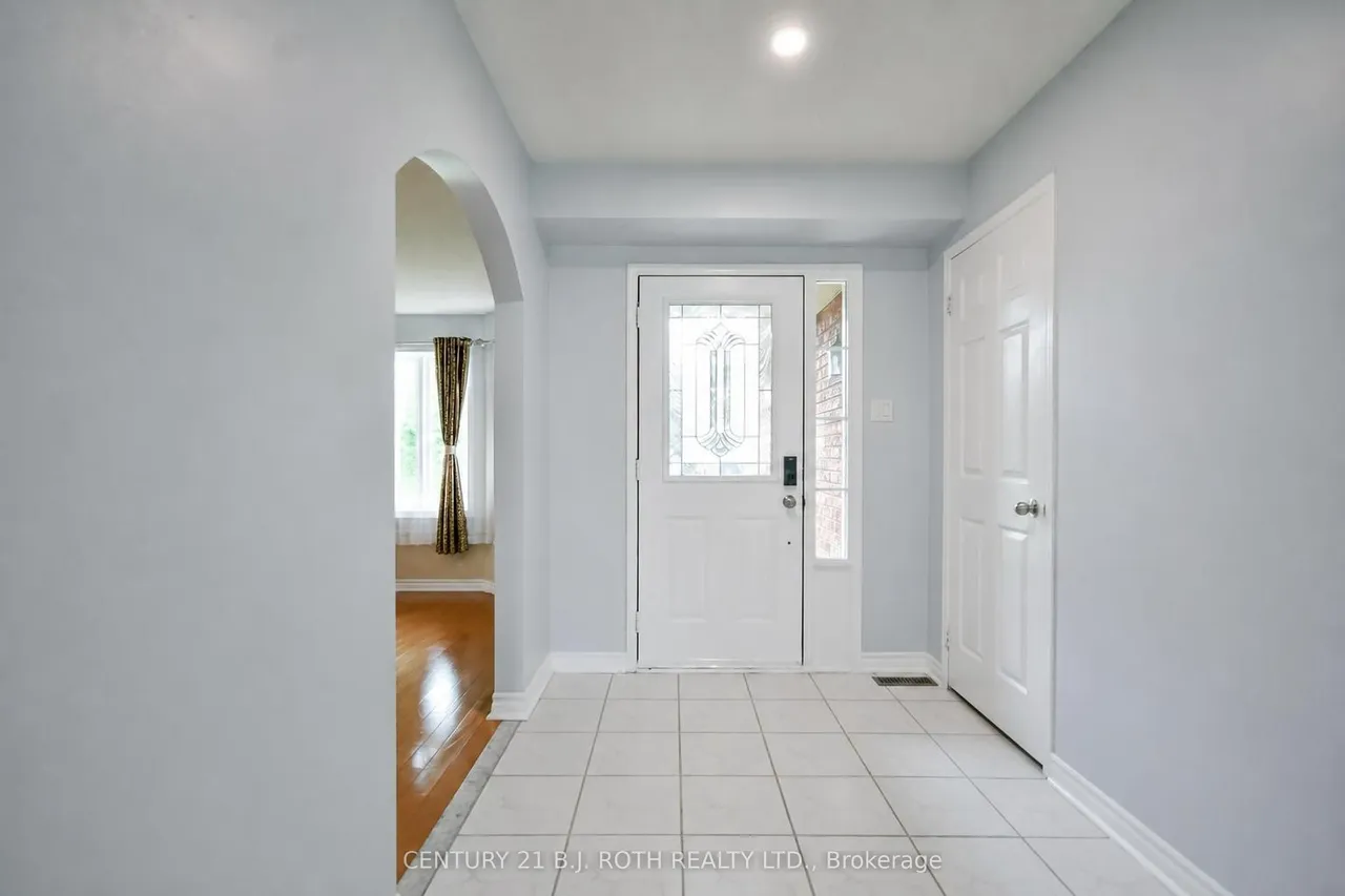 17 CROMPTON Drive — photo 3