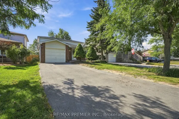 54 Hersey Crescent N — photo 2