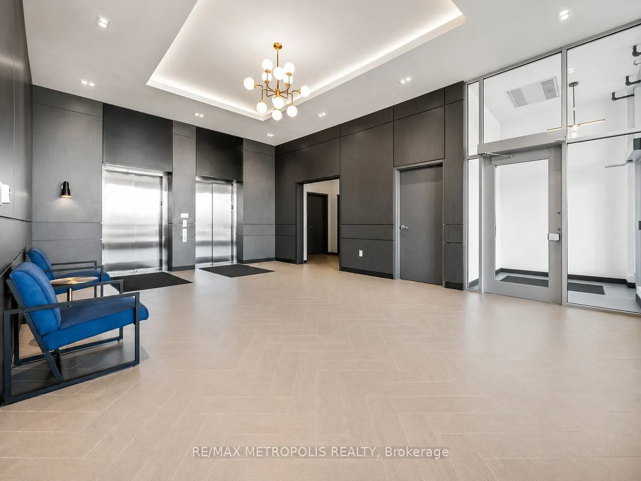 430 Essa Road — photo 3