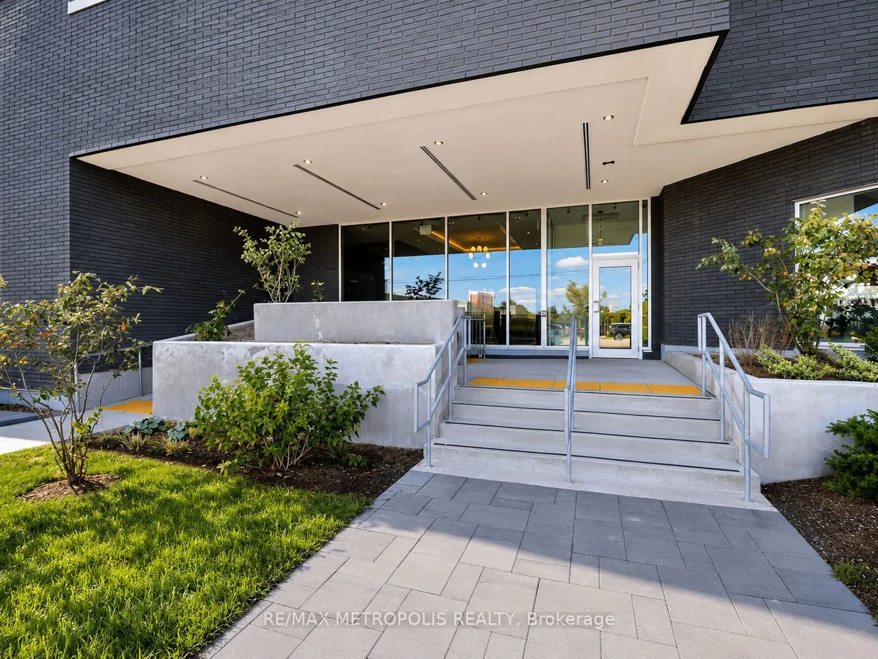 430 Essa Road — photo 2