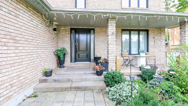 61 Barwick Drive W — photo 2