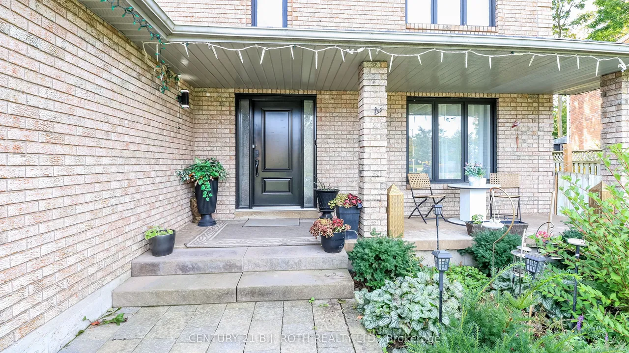 61 Barwick Drive W — photo 2