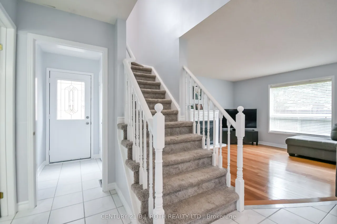 17 CROMPTON Drive — photo 3