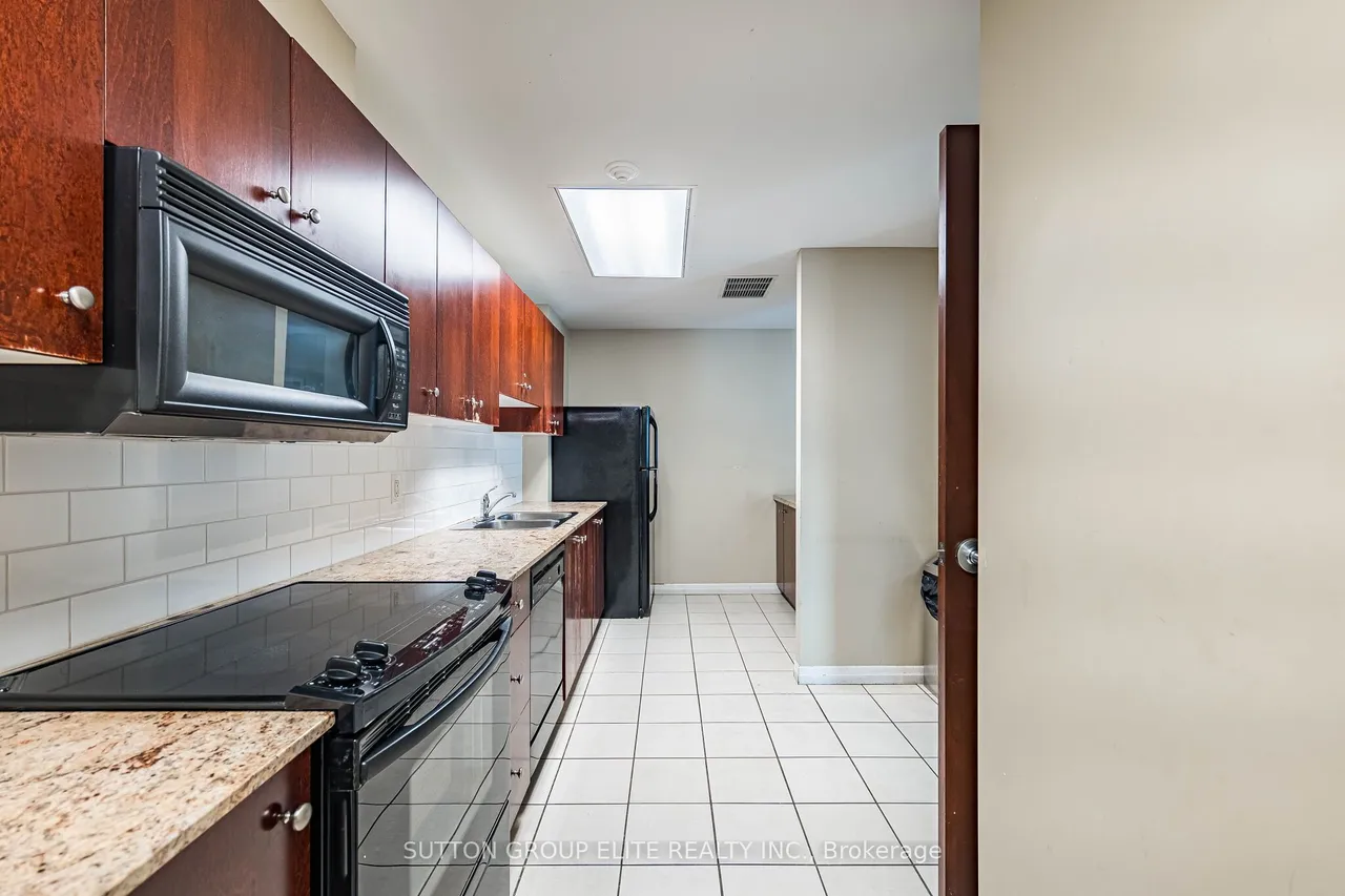 1359 Rathburn Road E — photo 40