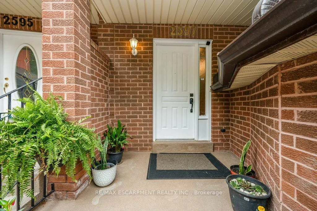 2597 Addingham Crescent — photo 2
