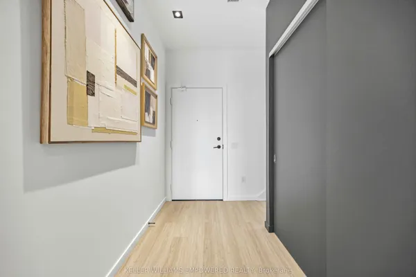 689 The Queensway Street — photo 2