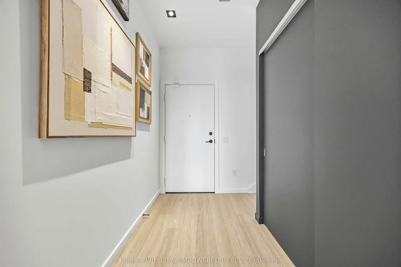 689 The Queensway Street — photo 2