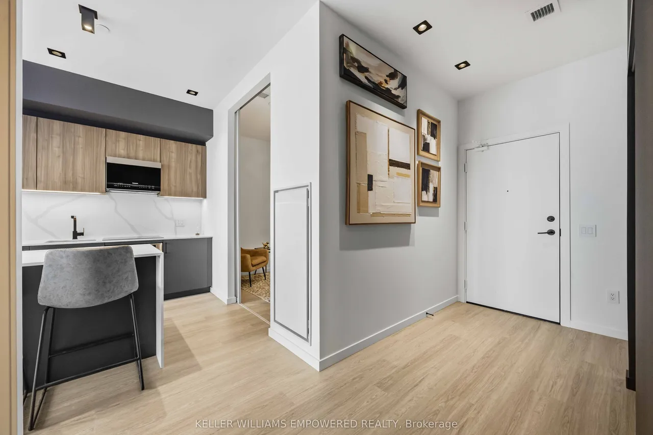 689 The Queensway Street — photo 3