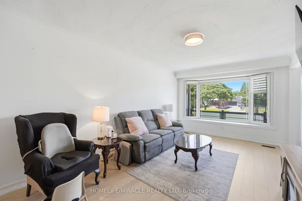1585 Coram Crescent — photo 2