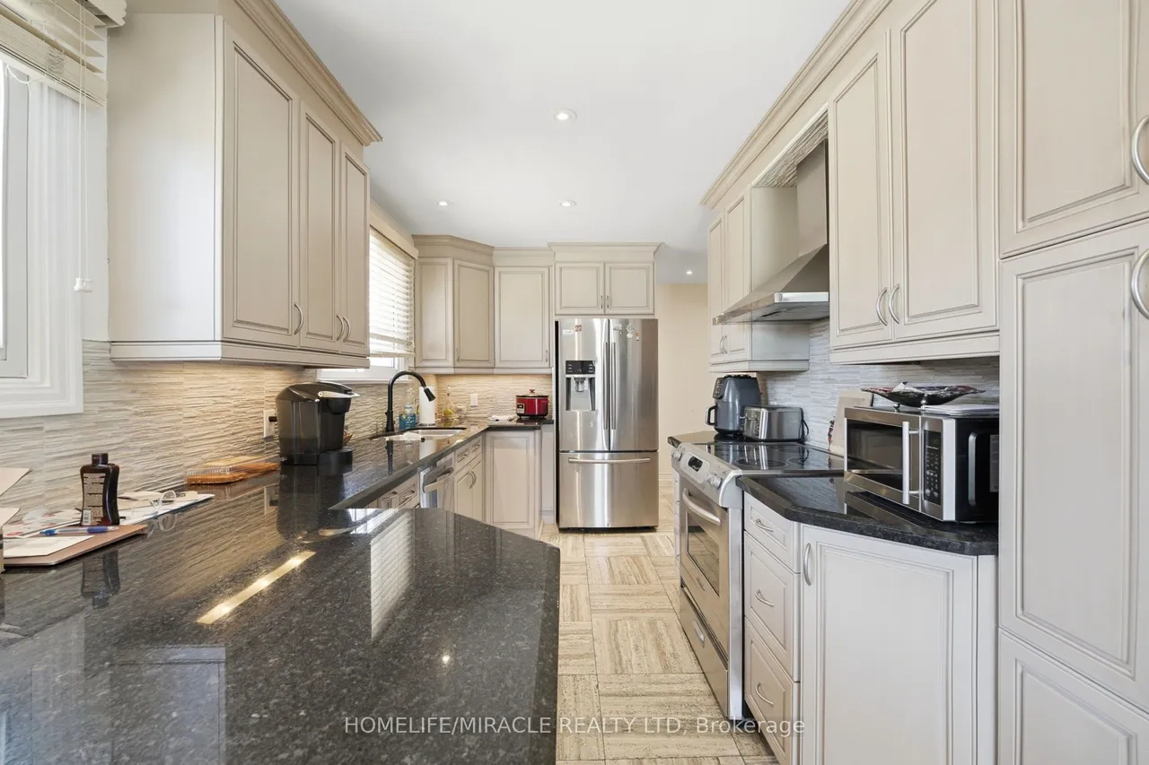 1585 Coram Crescent — photo 3