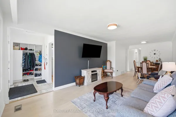1585 Coram Crescent