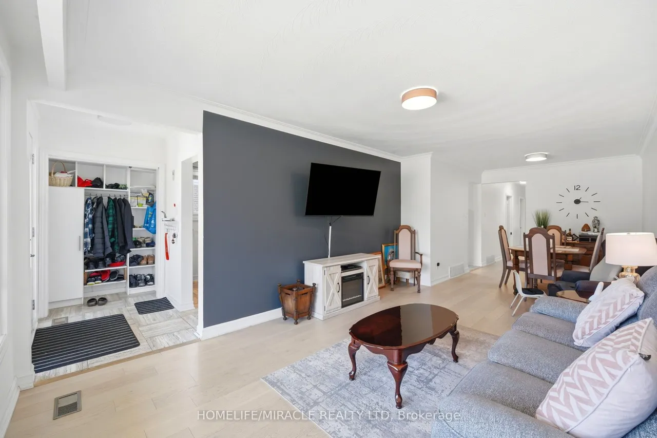 1585 Coram Crescent