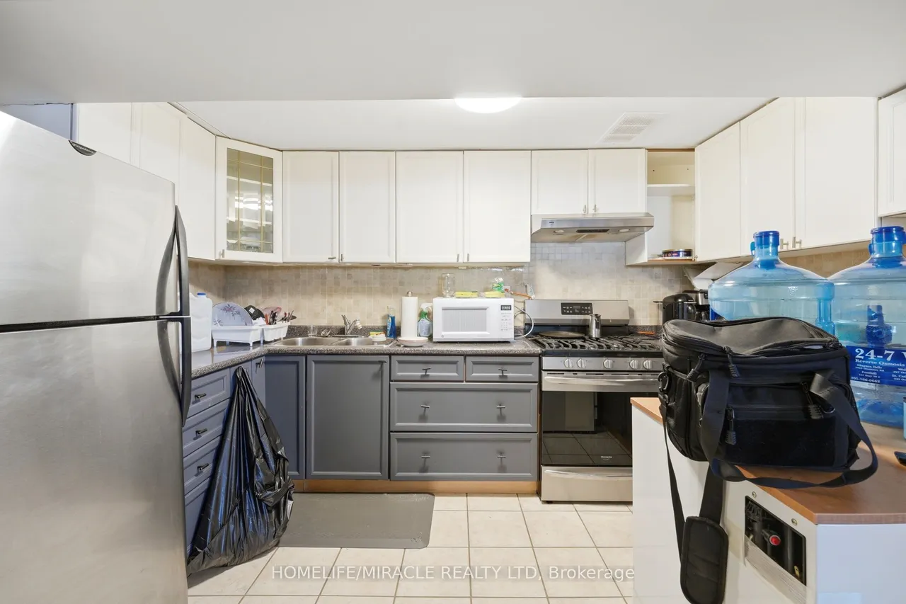 1585 Coram Crescent — photo 9