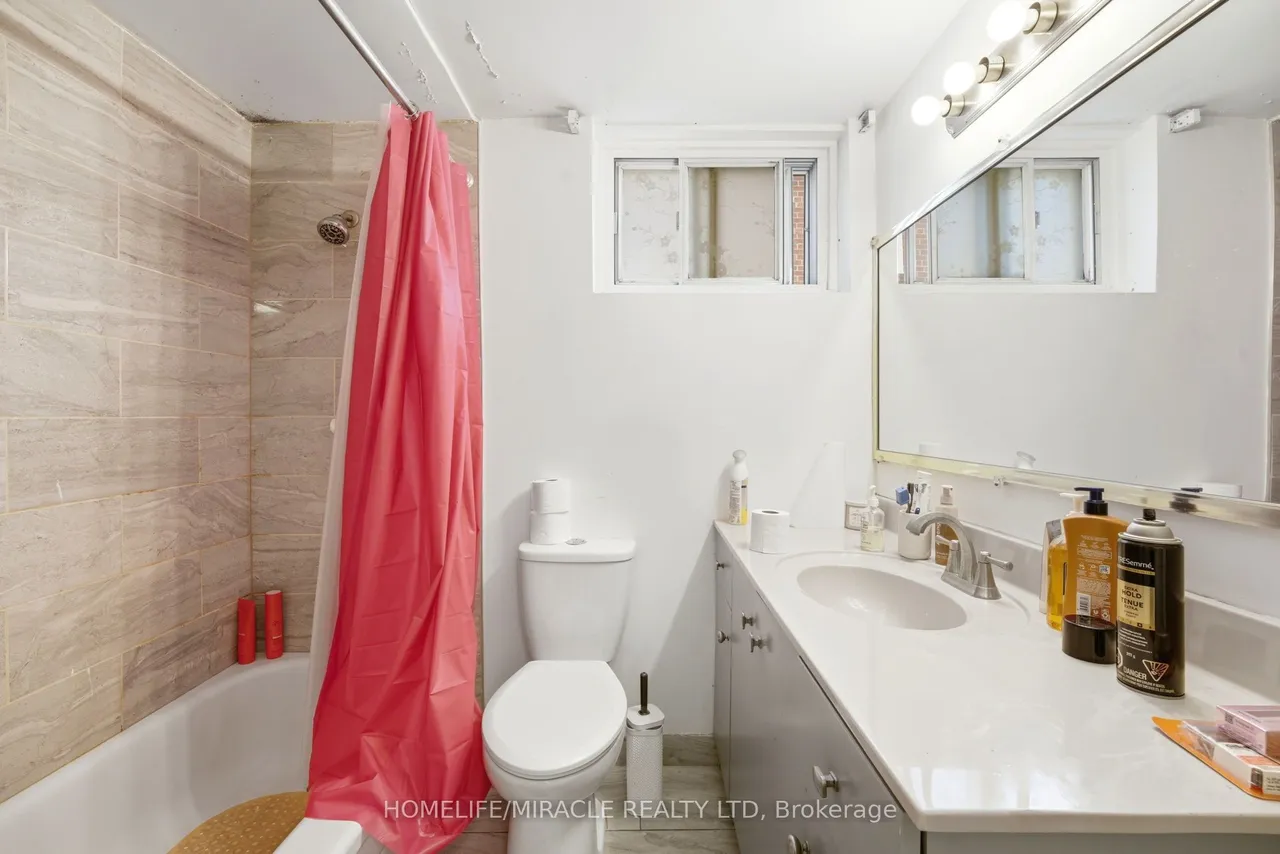 1585 Coram Crescent — photo 8