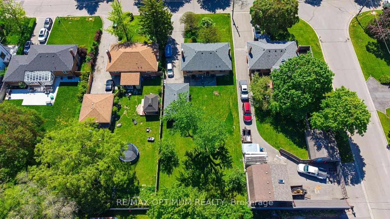 1747 Coram Crescent — photo 25