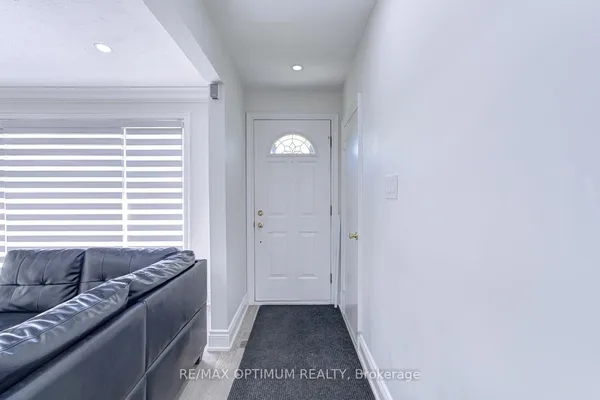 1747 Coram Crescent — photo 2