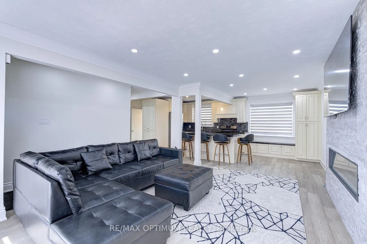 1747 Coram Crescent — photo 3