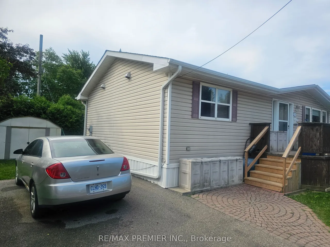 1749 Dundas Street E — photo 2