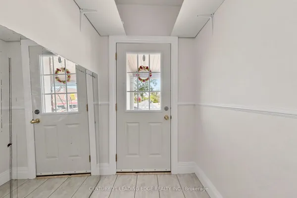 1132 DUFFERIN Street — photo 2