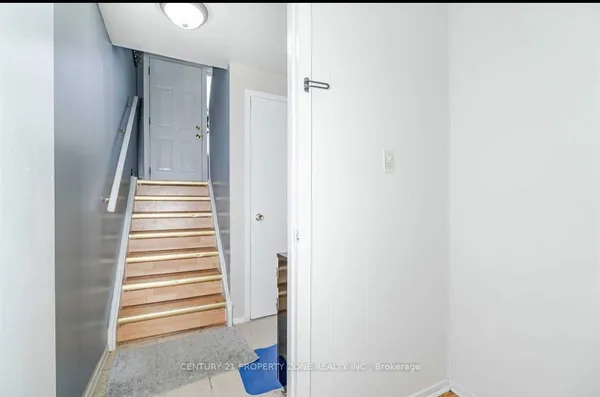 26 Sandringham Court — photo 2