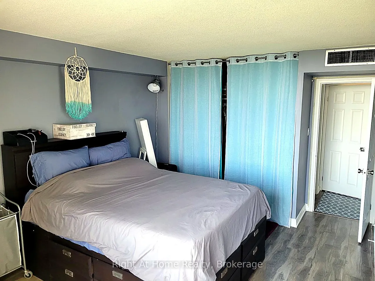 1360 Rathburn Road E — photo 43