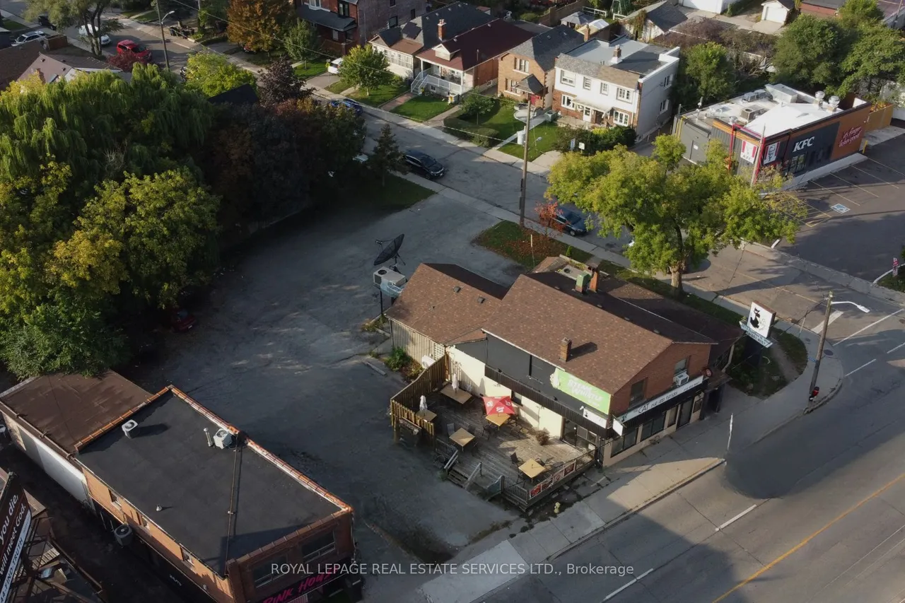 3513 Dundas Street W — photo 7