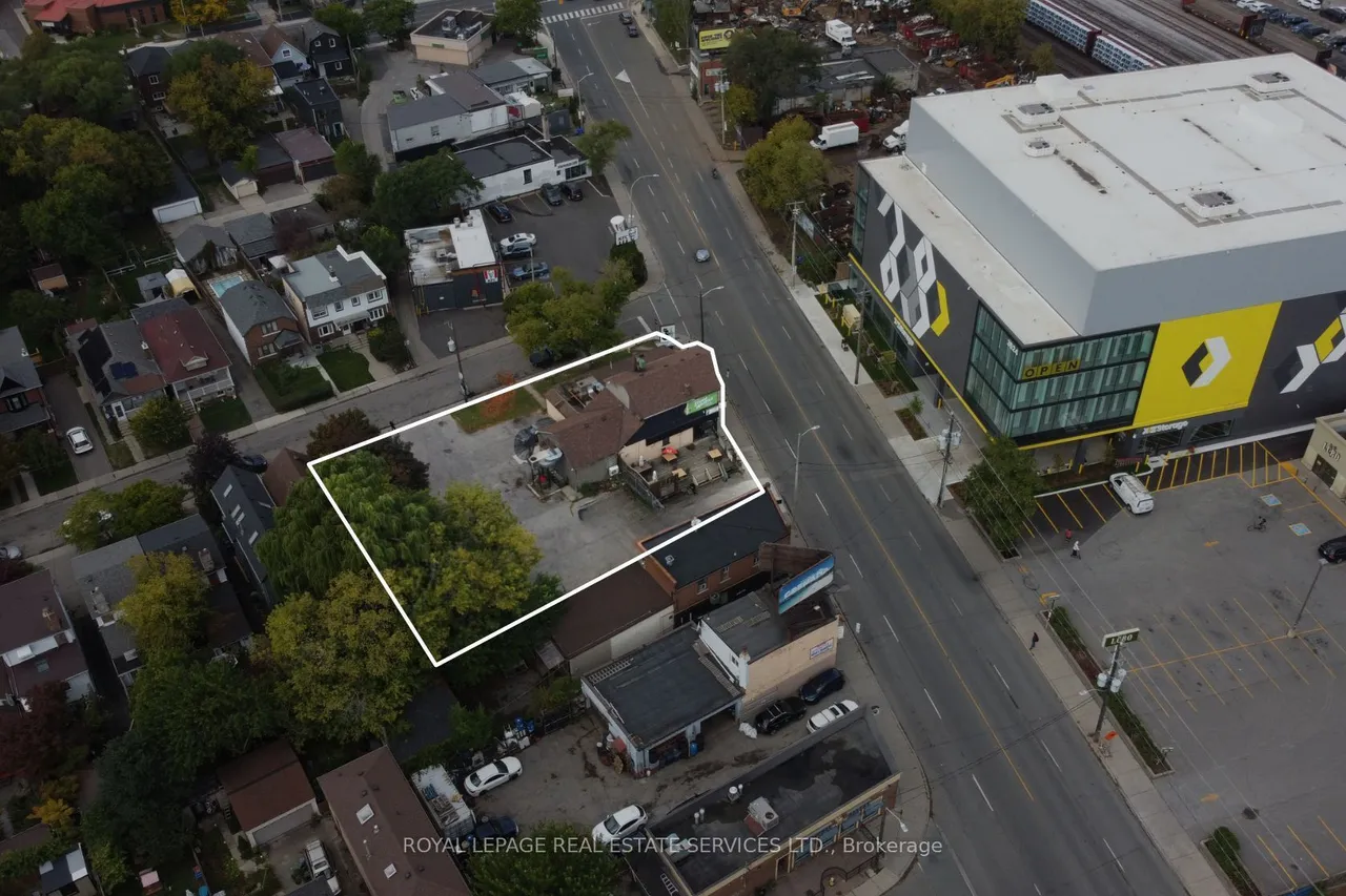 3513 Dundas Street W — photo 6