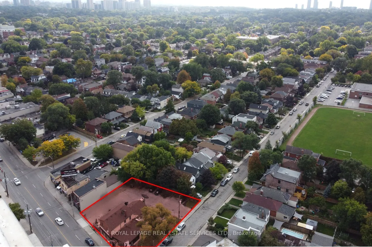 3513 Dundas Street W — photo 3