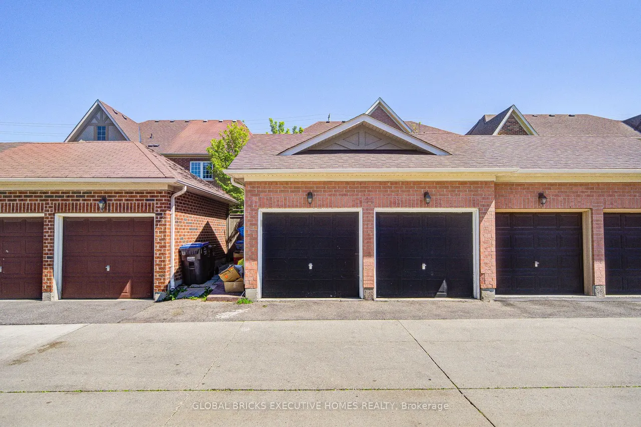 3885 Eglinton Avenue — photo 34