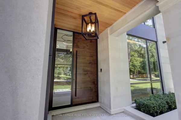 1472 Oakhill Drive — photo 2