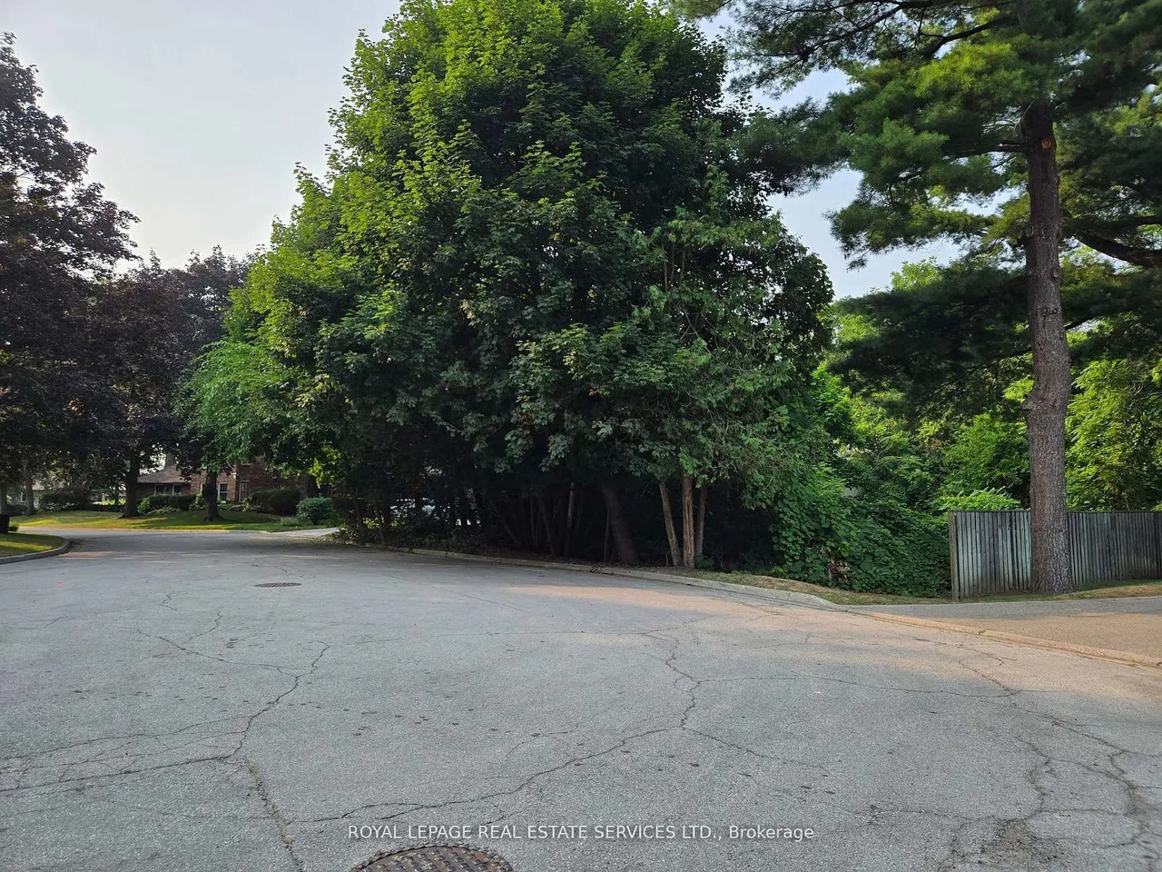 1050 Lorne Park Road — photo 7