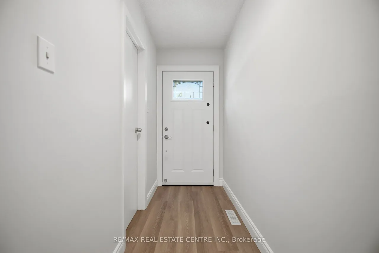 1951 Rathburn Road E — photo 3