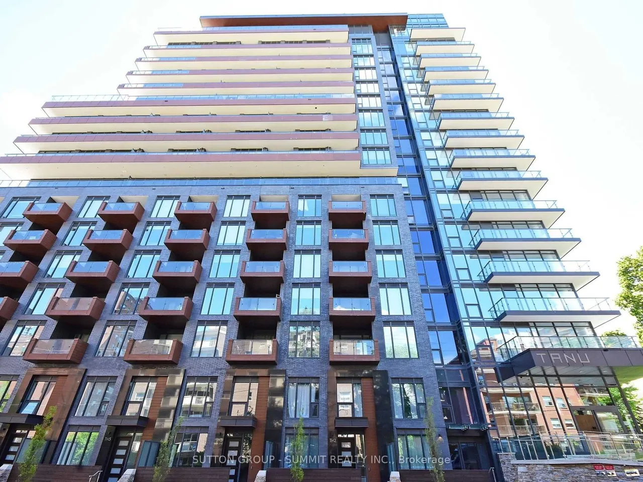 21 PARK Street E