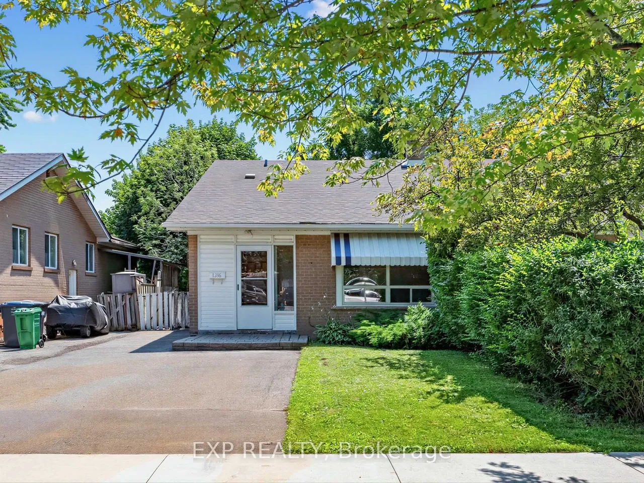 1586 Sandgate Crescent — photo 3