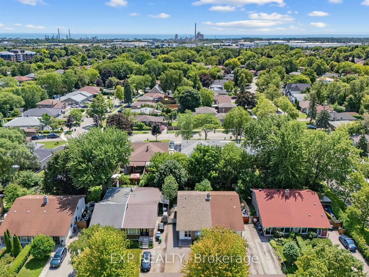 1586 Sandgate Crescent — photo 37