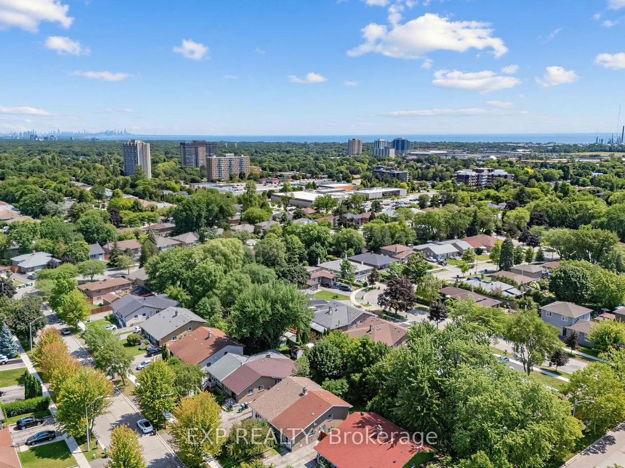 1586 Sandgate Crescent — photo 36