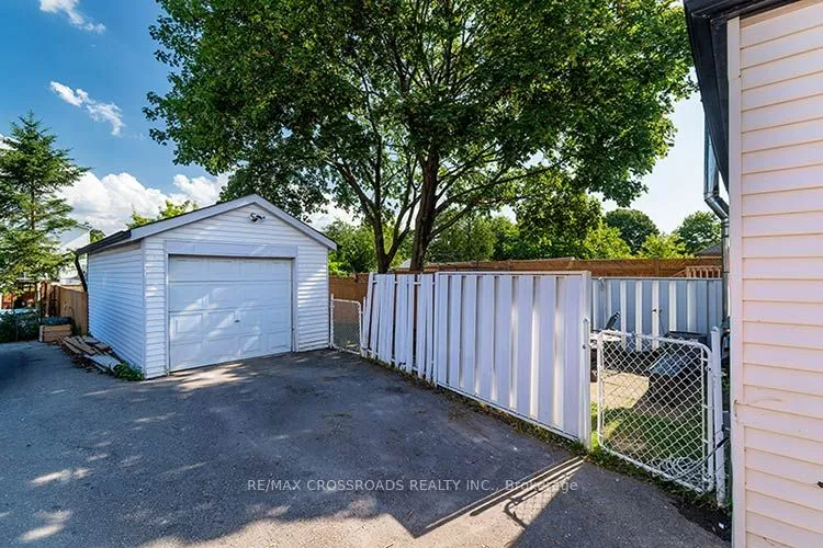 65 Manitoba Street — photo 39