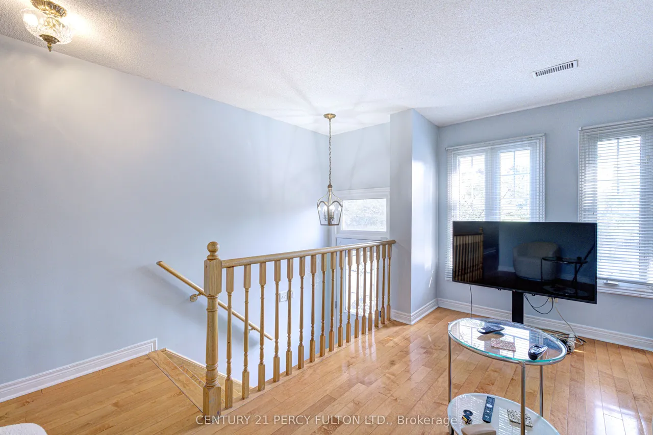 800 Dundas Street W — photo 3