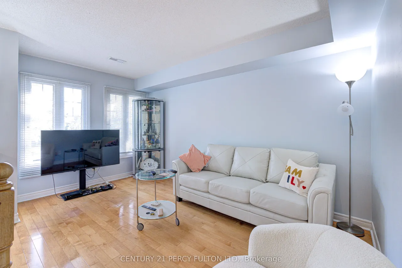800 Dundas Street W — photo 2